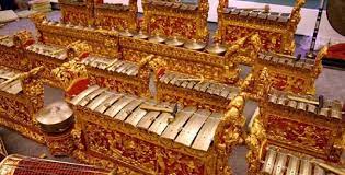Sebuah gamelan biasanya terdiri dari gong, lonceng, metallofon, drum, seruling, dan alat musik. 9 Balinese Traditional Music Instrument Factsofindonesia Com