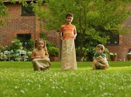 I Bambini Adorano Stare Fuori In Giardino Al Parco Ecco Tante Idee Di Gioco Da Real Giochi Per Bambini Giochi Bambini All Aperto Giochi Per Feste All Aperto
