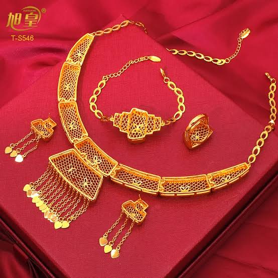 Colección de Joyas Chapadas en Oro de Lujo