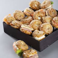 10 Idees De Plats Pour Un Buffet De Bapteme Pas Cher Et Branche Idee Repas Anniversaire Idee Repas Buffet Idee Plat