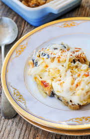 Siamo abituati alla classica parmigiana di melanzane, alla versione con le zucchine o alla sfiziosa variante con alici ma anche questa variante ha proprio tutto: Parmigiana Di Patate E Melanzane Con Besciamella