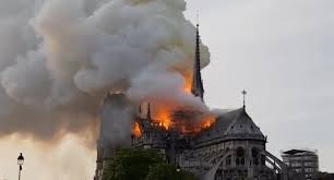 Deocamdată nu se știe de ce a izbucnit incendiul, pompierii încearcă să limiteze dezastrul. Foto Catedrala Notre Dame Din Paris Se PrÄbuÈeÈte In Timp Ce Arde Ca O TorÈÄ Ora De Tulcea