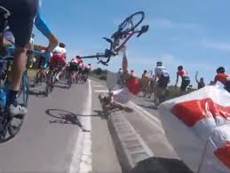 Chute dans la descente du col de mente. Tour De France La Terrible Chute De Perichon En Camera Embarquee J O Tokyo Actualites Des Jeux Olympiques De Tokyo 2020
