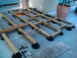 Si vous choisissez de faire une terrasse en bois sur plots, il est nécessaire de calculer le nombre de plots qu'il vous faudra pour réaliser la structure de la terrasse. Pose D Une Terrasse Bois Sur Plot Construction Terrasse Bois Plot Terrasse Bois Terrasse Bois