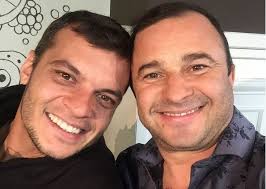 Молодая жена звезды и его концертный директор екатерина репяхова родила сына.мальчика, как и планировалось, назвали михаилом. Zabyl O Molodoj Lyubovnice Viktor Pavlik Rastrogal Set Duetom S Malenkim Vnukom Video Odna Minuta