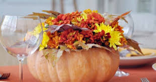 Kurbis Mit Ahornblatter Gelbe Chrysanthemen Und Orangenfarbene Dahlien Schone Blumenstrausse Kurbis Deko Deko Herbst