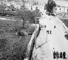 نابلس مركز البلد من هنا مر الجيش العثماني في صورة شبيهة لكنها اقدم صبانة طوقان وبناية الدير ظاهرتان في الغرب والناس سائرون الى الشر Palestine Outdoor Israel
