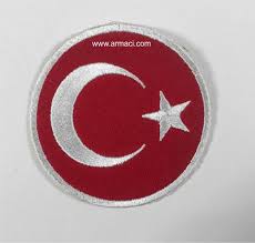 Bayrak için belirlediğiniz alana yönelik 12 metre genişliğe değin ulaşabilen boyutları ile her ihtiyaca karşılık verebilen bayrak çeşitleri bulunur. Turk Bayragi Nakis Arma Armaci Nakis