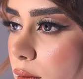 ‫✨سفیدی لباس عروس با این میکاپ مجلل و چشم‌نواز، به زیبایی درخشید, میکاپ  چشم‌ها با سایه‌های عروسکی ملایم، خط چشم کشیده و مژه‌هایی بلند، نگاهی نافذ و  جذاب به چهره داده, رنگ رژ لب نود گلبهی، کاملاً هماهنگ ...‬‎