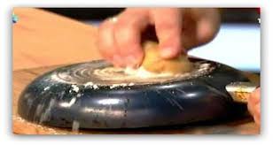Comment Nettoyer La Graisse Sur Vos Casseroles Cleaning Pans Clean Pots Cleaning Grease