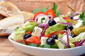Mediterraner Salat Mit Schafskase 345 Kcal Portion Zutaten Fur 4 Personen 1 Eisbergsalat 4 Mittelgrosse Tom Mediterrane Rezepte Gesunde Rezepte Rezepte