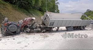 Motor langgar kereta lorong arah selatan, kemalangan arah utara highway plus. Sesak Tujuh Kilometer Treler Terbalik Metrotv