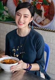 Ngày 22 tháng 8 năm 2013, angela phương trinh biểu diễn quán bar với trang phục mặc đồ như can lộ lộ. Angela PhÆ°Æ¡ng Trinh Hoan Tá»¥c Sau 2 NÄƒm Äƒn Chay Vietbf