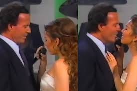 Reviven la vez que Julio Iglesias besó a Thalía en programa de Tv luego de que