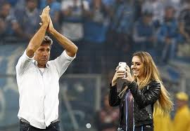 Renato gaúcho zoa pepê com dvd e jovem do grêmio responde: Filha De Renato Gaucho Invade Gramado E Pode Complicar O Gremio Diario Do Sertao