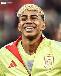 😭 𝐋𝐚𝐦𝐢𝐧𝐞 𝐘𝐚𝐦𝐚𝐥 𝐩𝐫𝐞́𝐯𝐢𝐞𝐧𝐭 𝐬𝐞𝐬 𝐚𝐝𝐯𝐞𝐫𝐬𝐚𝐢𝐫𝐞𝐬  : 𝐢𝐥 𝐧'𝐞𝐬𝐭 𝐩𝐚𝐬 𝐥𝐚̀ 𝐩𝐨𝐮𝐫 𝐫𝐢𝐠𝐨𝐥𝐞𝐫 ! 👉 Dans un  entretien sur un blog catalan, le crack barcelonais a fait le point sur sa  saison