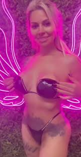 Sheila Bellaver posa com biquíni de fita e mostra marquinhas do bronzeado -  Famosos | Entretenimento