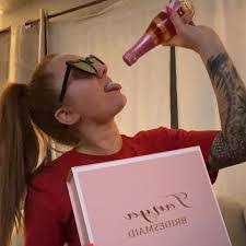 Ashlee Irwin's Instagram, Twitter & Facebook