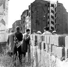 Ich verstehe die frage so, dass es menschen gibt in westdeutschland, die wünschen, dass wir die bauarbeiter der ddr mobilisieren, um eine mauer aufzurichten? Building Of The Berlin Wall 13 And 14 August 1961 Cvce Website