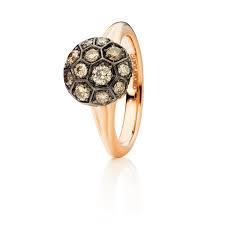 From a band ring to a statement making ring, you are set for a surprise exploring delightful rose gold rings. Ring Fiore Magico 18k Rose Gold Carreau Setting