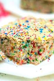 Funfetti Kuchen Mit Weisser Schokolade In 2020 Desserts Krispie Treats Food
