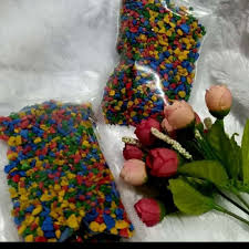 Penggunaan batu kerikil hias akan memberikan warna dan tekstur yang berbeda bagi taman. Batu Kerikil Kecil Pack 1kg Warna Warni Dekorasi Tanaman Hias Terbaru Agustus 2021 Harga Murah Kualitas Terjamin Blibli