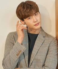 Father, mother, one younger brother and one younger sister. Lee Jong Suk World Wide Welcome To Lee Jong Suk World Wide We Deliver Express News And Updates About Lee Jong Suk