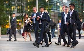 Investment bankers work long hours under stressful conditions. Blick Ins Portemonnaie Was Junge Investmentbanker 2018 In London Verdienen Efinancialcareers