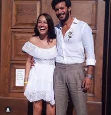 9 ekim 1987 tarihinde, i̇sviçre'nin scherzingen kentinde dünyaya gelmiş ve. Baris Arduc Baris Arduc Ve Gupse Ozay Ciftinin Nikah Facebook