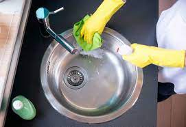 Çelik evyenin temizlenmesinde kimyasal maddelerin kullanılmasının yanında evde bulunan malzemelerden de yararlanabilirsiniz. Celik Evye Nasil Temizlenir