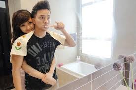 Cô chuyển sang ca hát bằng việc ra mắt album đầu tay 24 giờ 7 ngày năm 2004. Hotgirl Ngá»c Miu Tá»« NgÆ°á»i Ä'áº¹p Showbiz Ä'áº¿n Ba Trum Ma Tuy
