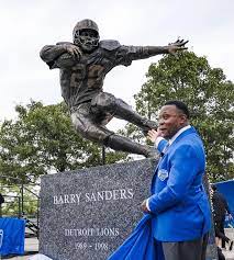 We still can't believe how incredible this statue looks 🤩 In 2023 the Detroit Lions dedicated a statue to Barry Sanders outside of Ford Field.