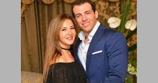 > < أعلنت الفنانة المصرية دنيا سمير غانم إصابتها هي ووالدتها الفنانة دلال عبد العزيز والمنتج هشام جمال، ومدير التصوير جلال الزكي، و6 أشخاص من فريق عمل مسلسل عالم موازي. Ø¥ØµØ§Ø¨Ø© Ø§Ù„Ø¥Ø¹Ù„Ø§Ù…ÙŠ Ø±Ø§Ù…ÙŠ Ø±Ø¶ÙˆØ§Ù† Ø²ÙˆØ¬ Ø¯Ù†ÙŠØ§ Ø³Ù…ÙŠØ± ØºØ§Ù†Ù… Ø¨ÙƒÙˆØ±ÙˆÙ†Ø§ ØµØ­ÙŠÙØ© Ø§Ù„ÙˆØ·Ù†
