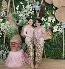 Ayu ting ting berkebaya hitam. 9 Style Kebaya Ala Ayu Ting Ting Cocok Buat Pencinta Kebaya Simple