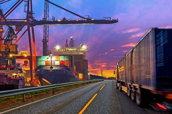 What Is Lift-On/Lift-Off (LoLo) Fee in Container Shipping? Definitions, Rates, and Best Practices