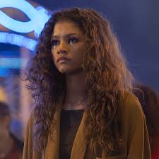 To create the look, davy gave zendaya a basic smoky eye using a burgundy shade from kevyn aucoin's to preserve my rapidly waning skin elasticity, i used stila glitter and glow liquid eyeshadow rather than eyeshadow and glitter. Euphoria S Makeup Artists Breaks Down Her Top 4 Looks Who What Wear