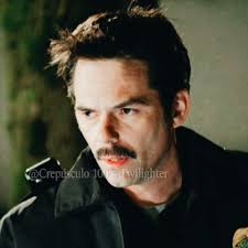 💙Guerra de papás💙 A ver chicos y chicas en toda la saga hemos visto que  tan lindos son los papás y como se preocupan por sus hijos o hijas Charlie,  Edward y