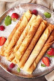 Eierpfannkuchen Mit Milchmadchencreme Erdbeeren Und Puderzucker Rezept Lebensmittel Essen Eierpfannkuchen Pfannkuchen Ohne Ei