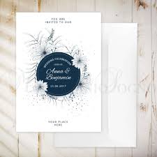 Partecipazione di matrimonio rustica in cartoncino martellato bianco com motivi floreali stampati e da un tag rotondo con spago. Partecipazioni Matrimonio Fiori