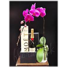 Our florists will creatively match champagne bottles with matching hand bouquet to ensure you send the perfect valentine's day gift to your spouse. Moet Chandon Champagne Hamper Orchid Flower Gift Hamper