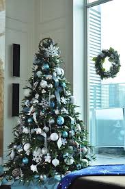 We've gathered various living room décor ideas that would take to the christmas dreams! 62 Silver And Blue Decor Ideas For Christmas And New Year Digsdigs