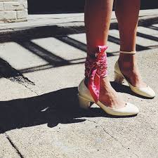 Aug 21, 2014 · the pink bandana is usually worn to represent support for breast cancer awareness. Are These The 3 New Ways To Wear A Bandana Fpn