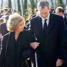 La tristeza y el dolor de la reina Sofía, junto a Felipe VI y las Infantas, en el funeral de Tatiana Radziwill celebrado en París