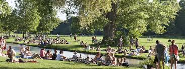 Englischer Garten Im Sommer Am Schwabinger Bach Ausflug Englischer Garten Ausfluge Mit Kindern