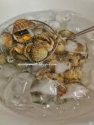 Tumis bumbu halus hingga harum, masukkan kerang, aduk rata. Sedap Pedas Kerabu Kerang Ala Thai Ni Memang Terbaik