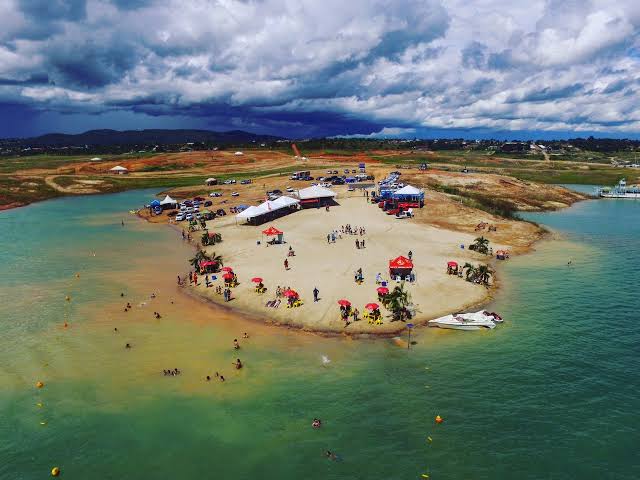 Lago Azul, o cartão-postal náutico, gerada com IA