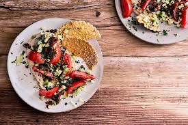 Hummus Kichererbsencreme Mit Tomaten Und Gurken In 2020 Gesunde Rezepte Hummus Rezepte