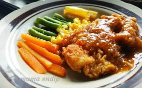 Ada yang berupa steak ayam biasa ada juga yang berupa steak ayam goreng. Steak Ayam Krispi Untuk Buka Puasa Banyumas Ekspres