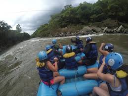 El rafting o canotaje en san gil es un deporte extremo de equipo consiste en descender por un río abordo de una embarcación a remo, donde todos los tripulantes de la balsa reman y orientan su peso de manera coordinada para recorrer los rápidos y mantenerse a flote. Rafting Por El Rio Fonce San Gil Planeta Azul Viajarco Picture Of Planeta Azul San Gil Tripadvisor