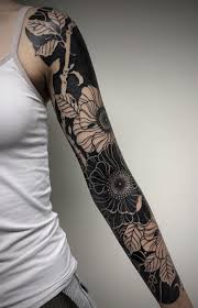 Estos Llamativos Tatuajes Negros Solidos Te Haran Querer Ir Todo Adentro Black Solid Striki Solid Black Tattoo Black Sleeve Tattoo Tribal Sleeve Tattoos